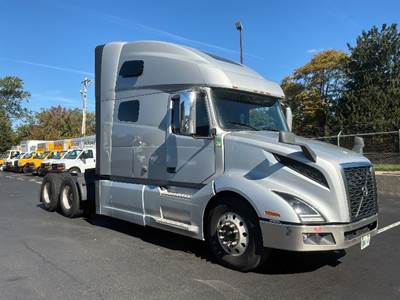 Volvo VNL64760 Sleeper Semi Truck - 70" Integral Sleeper, Cummins 500HP, 10 Speed Manual