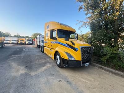Volvo VNL64760 Sleeper Semi Truck - 70" Integral Sleeper, 455HP, 12 Speed Automatic