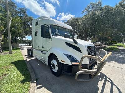 Volvo VNL64760 Sleeper Semi Truck - 70" Integral Sleeper, 455HP, 12 Speed Automatic
