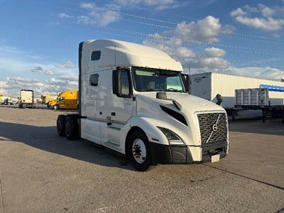 Volvo VNL64760 Sleeper Semi Truck - 70" Integral Sleeper, 455HP, 12 Speed Automatic