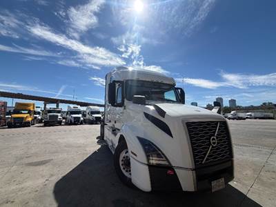 Volvo VNL64760 Sleeper Semi Truck - 70" Integral Sleeper, 455HP, 12 Speed Automatic