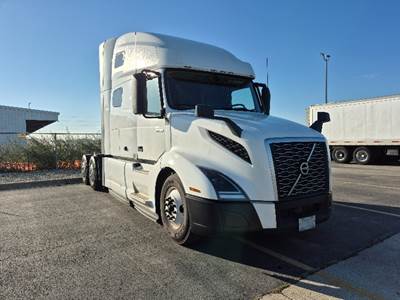 Volvo VNL64760 Sleeper Semi Truck - 70" Integral Sleeper, 455HP, 12 Speed Automatic