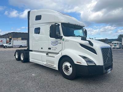 Volvo VNL64760 Sleeper Semi Truck - 70" Integral Sleeper, 455HP, 12 Speed Automatic