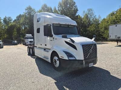 Volvo VNL64760 Sleeper Semi Truck - 70" Integral Sleeper, 455HP, 12 Speed Automatic