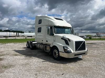 Volvo VNL64780 Sleeper Semi Truck - 77" Integral Sleeper, 455HP, 12 Speed Automatic