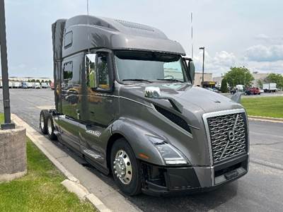 Volvo VNL64860 Sleeper Semi Truck - 70" Integral Sleeper, 425HP, 12 Speed Automatic