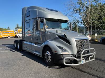 Volvo VNL64860 Sleeper Semi Truck - 77" Integral Sleeper, 455HP, 12 Speed Automatic