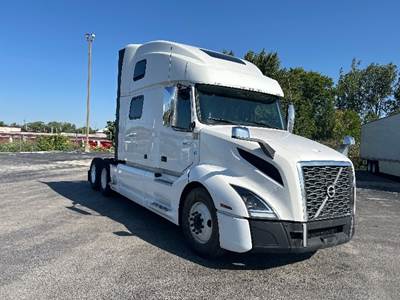 Volvo VNL64860 Sleeper Semi Truck - 77" Integral Sleeper, 455HP, 12 Speed Automatic