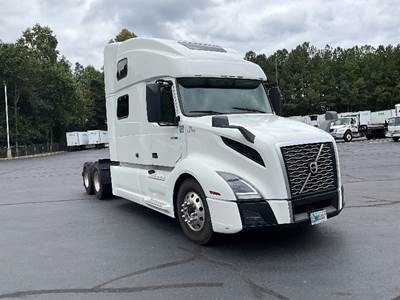 Volvo VNL64860 Sleeper Semi Truck - 77" Integral Sleeper, 455HP, 12 Speed Automatic