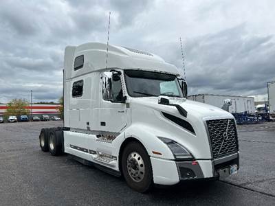 Volvo VNL64860 Sleeper Semi Truck - 77" Integral Sleeper, 455HP, 12 Speed Automatic