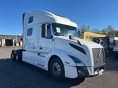 Volvo VNL64860 Sleeper Semi Truck - 77" Integral Sleeper, 455HP, 12 Speed Automatic