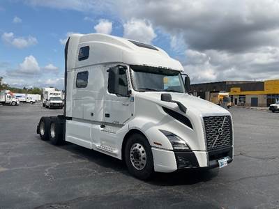 Volvo VNL64860 Sleeper Semi Truck - 77" Integral Sleeper, 455HP, 12 Speed Automatic