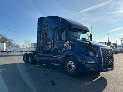 Volvo VNL64860 Sleeper Semi Truck - 77" Integral Sleeper, 455HP, 12 Speed Automatic