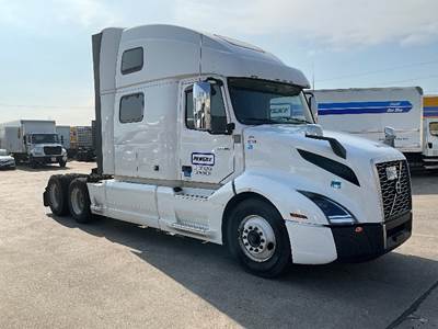 Volvo VNL64860 Sleeper Semi Truck - 77" Integral Sleeper, 455HP, 12 Speed Automatic