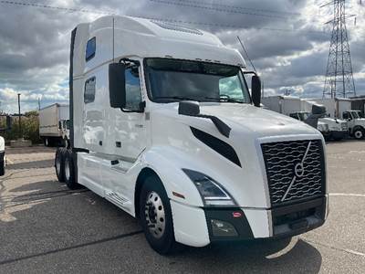 Volvo VNL64860 Sleeper Semi Truck - 77" Integral Sleeper, 455HP, 12 Speed Automatic