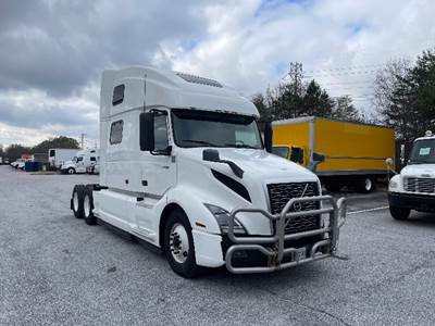 Volvo VNL64860 Sleeper Semi Truck - 77" Integral Sleeper, 455HP, 12 Speed Automatic