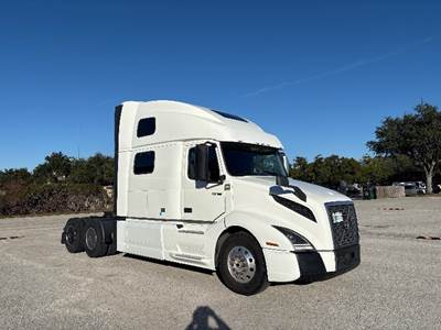 Volvo VNL64860 Sleeper Semi Truck - 77" Integral Sleeper, 455HP, 12 Speed Automatic