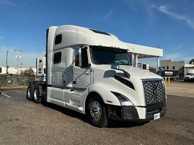 Volvo VNL64860 Sleeper Semi Truck - 77" Integral Sleeper, 455HP, 12 Speed Automatic