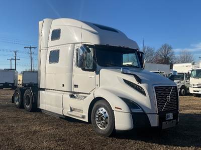 Volvo VNL64860 Sleeper Semi Truck - 77" Integral Sleeper, 455HP, 12 Speed Automatic