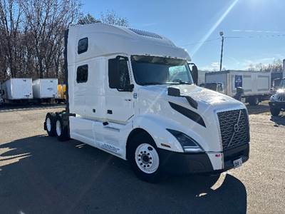 Volvo VNL64860 Sleeper Semi Truck - 77" Integral Sleeper, 455HP, 12 Speed Automatic