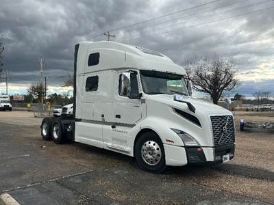 Volvo VNL64860 Sleeper Semi Truck - 77" Integral Sleeper, 455HP, 12 Speed Automatic