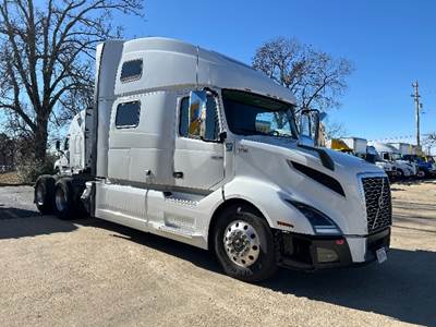 Volvo VNL64860 Sleeper Semi Truck - 77" Integral Sleeper, 455HP, 12 Speed Automatic