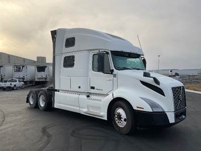 Volvo VNL64860 Sleeper Semi Truck - 77" Integral Sleeper, 455HP, 12 Speed Automatic