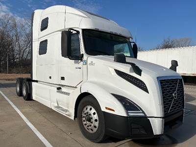Volvo VNL64860 Sleeper Semi Truck - 77" Integral Sleeper, 455HP, 12 Speed Automatic