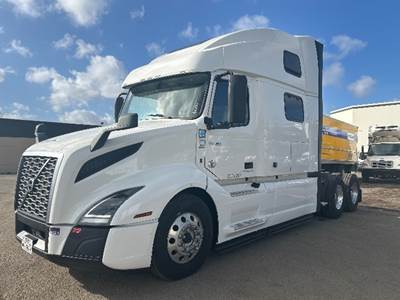 Volvo VNL64860 Sleeper Semi Truck - 77" Integral Sleeper, 455HP, 12 Speed Automatic