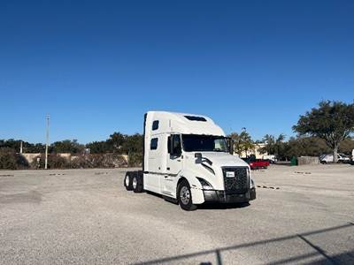 Volvo VNL64860 Sleeper Semi Truck - 77" Integral Sleeper, 455HP, 12 Speed Automatic