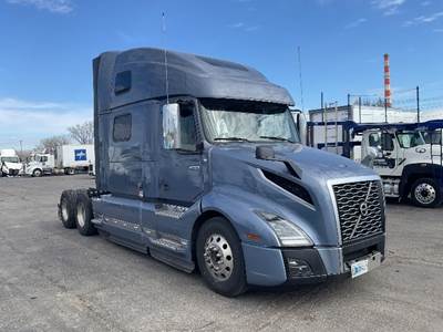 Volvo VNL64860 Sleeper Semi Truck - Integral Sleeper, 500HP, 12 Speed Automatic