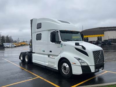 Volvo VNL64860 Sleeper Semi Truck - 77" Integral Sleeper, 455HP, 12 Speed Automatic