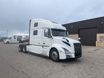 Volvo VNL64860 Sleeper Semi Truck - 77" Integral Sleeper, 455HP, 12 Speed Automatic