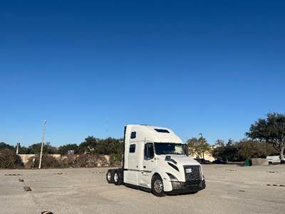 Volvo VNL64860 Sleeper Semi Truck - 77" Integral Sleeper, 455HP, 12 Speed Automatic