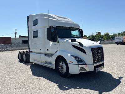 Volvo VNL64860 Sleeper Semi Truck - 77" Integral Sleeper, 455HP, 12 Speed Automatic