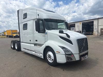Volvo VNL64860 Sleeper Semi Truck - 77" Integral Sleeper, 455HP, 12 Speed Automatic