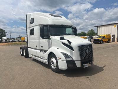 Volvo VNL64860 Sleeper Semi Truck - 77" Integral Sleeper, 455HP, 12 Speed Automatic