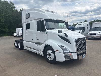 Volvo VNL64860 Sleeper Semi Truck - 77" Integral Sleeper, 455HP, 12 Speed Automatic