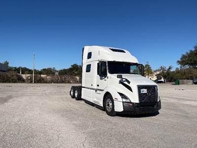 Volvo VNL64860 Sleeper Semi Truck - 77" Integral Sleeper, 455HP, 12 Speed Automatic