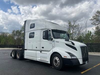 Volvo VNL64860 Sleeper Semi Truck - 77" Integral Sleeper, 455HP, 12 Speed Automatic