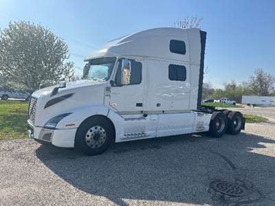 Volvo VNL64860 Sleeper Semi Truck - 77" Integral Sleeper, 455HP, 12 Speed Automatic