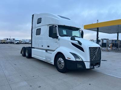 Volvo VNL64860 Sleeper Semi Truck - 77" Integral Sleeper, 455HP, 12 Speed Automatic