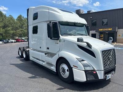 Volvo VNL64860 Sleeper Semi Truck - 77" Integral Sleeper, 455HP, 12 Speed Automatic