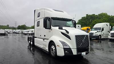 Volvo VNL64860 Sleeper Semi Truck - 77" Integral Sleeper, 425HP, 12 Speed Automatic