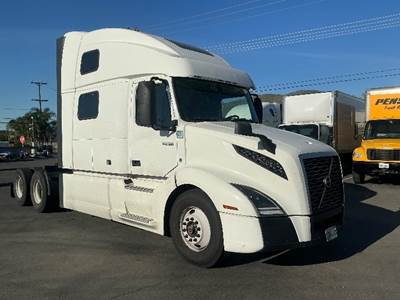 Volvo VNL64860 Sleeper Semi Truck - 77" Integral Sleeper, 455HP, 12 Speed Automatic