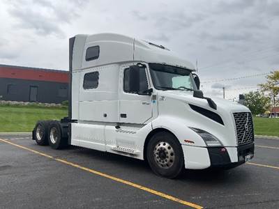 Volvo VNL64860 Sleeper Semi Truck - 77" Integral Sleeper, 455HP, 12 Speed Automatic