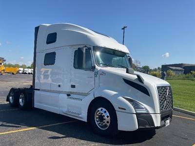 Volvo VNL64860 Sleeper Semi Truck - 77" Integral Sleeper, 455HP, 12 Speed Automatic