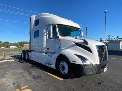 Volvo VNL64860 Sleeper Semi Truck - 77" Integral Sleeper, 455HP, 12 Speed Automatic