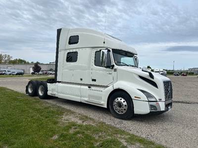 Volvo VNL64860 Sleeper Semi Truck - 77" Integral Sleeper, 455HP, 12 Speed Automatic