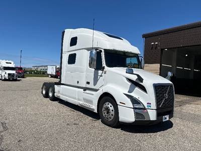 Volvo VNL64860 Sleeper Semi Truck - 77" Integral Sleeper, 455HP, 12 Speed Automatic